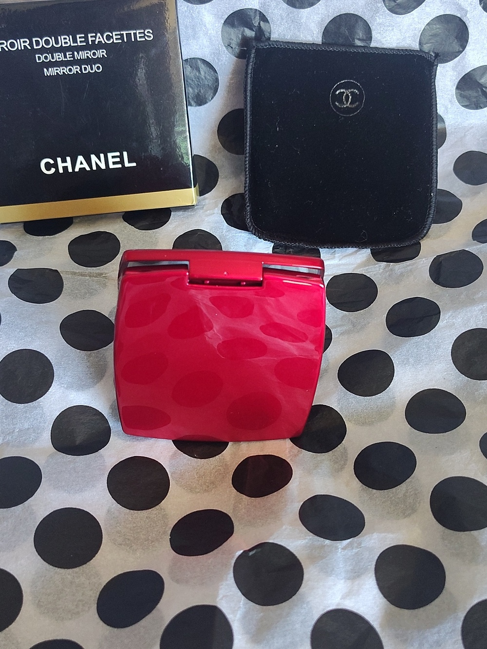 CHANEL Red Compact Mirror with Black Pouch - Picture 5 of 5